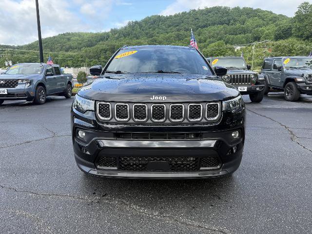 Used 2023 Jeep Compass Latitude w/ Convenience Group AWD/4WD image 2
