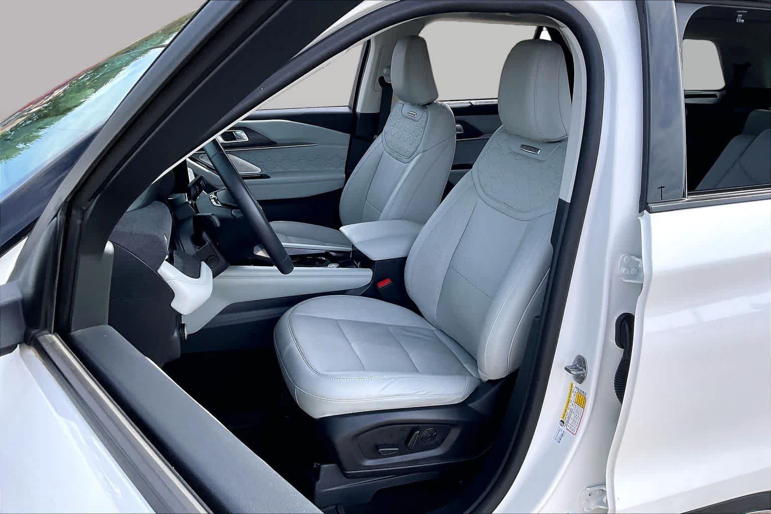Certified 2025 Ford Explorer Platinum w/ Ultimate Package AWD/4WD image 8
