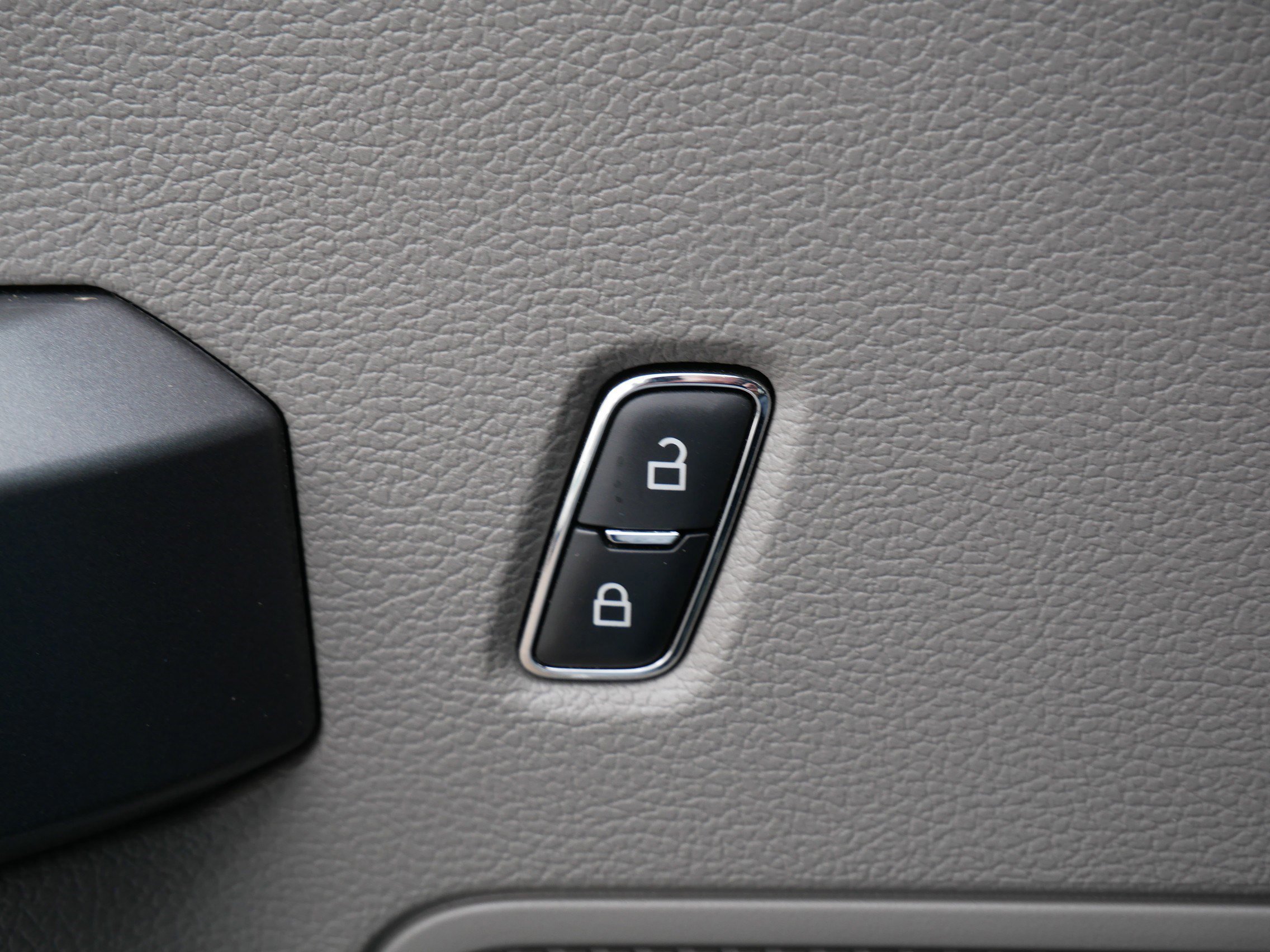 Certified 2018 Ford F150 XLT w/ Equipment Group 302A Luxury image 27