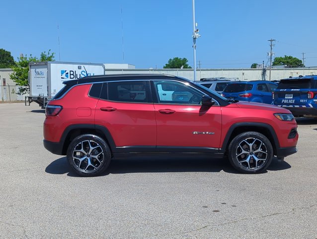 Used 2025 Jeep Compass Limited AWD/4WD image 4