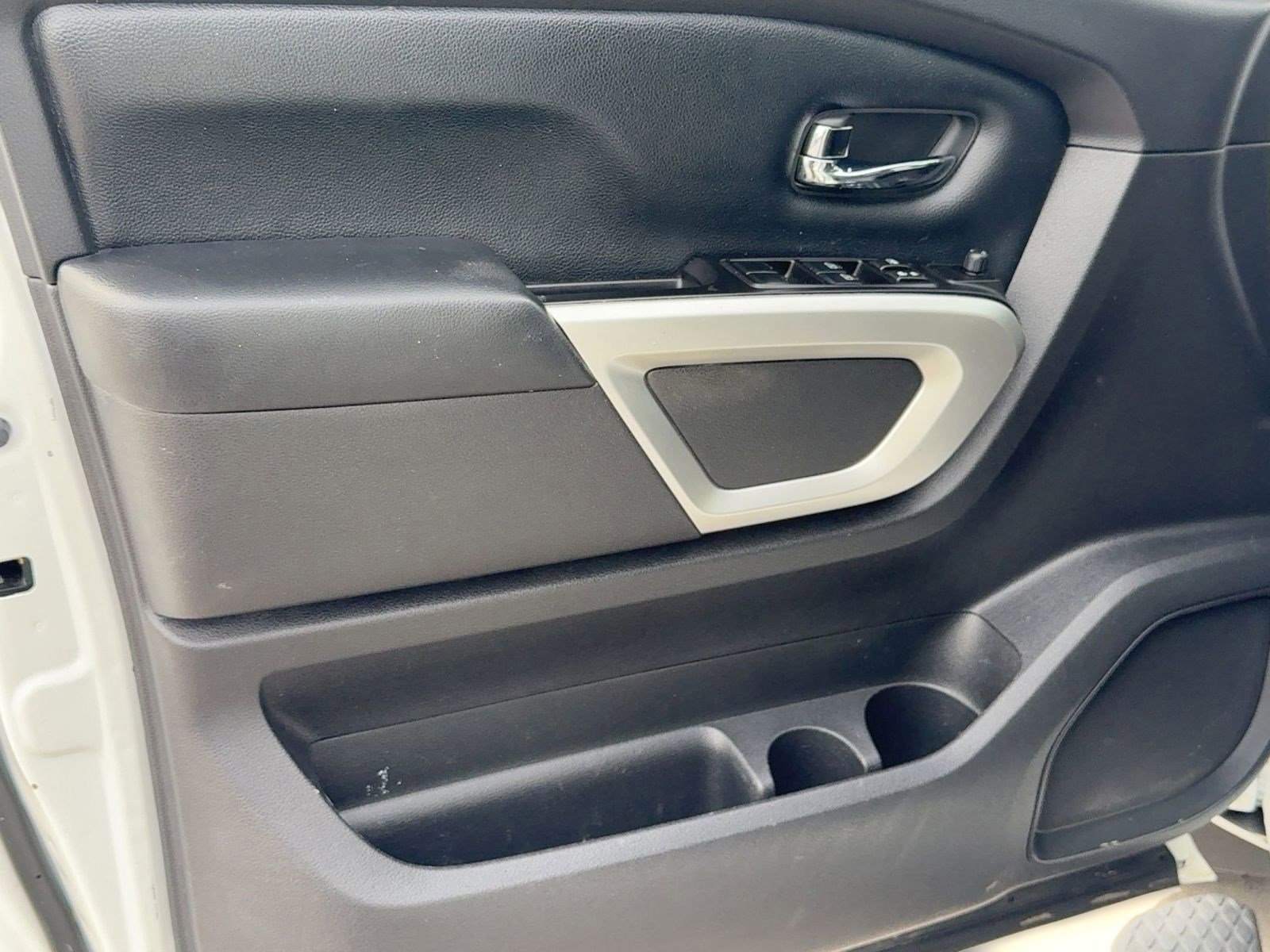 Used 2018 Nissan Titan SV w/ SV Convenience Package image 12