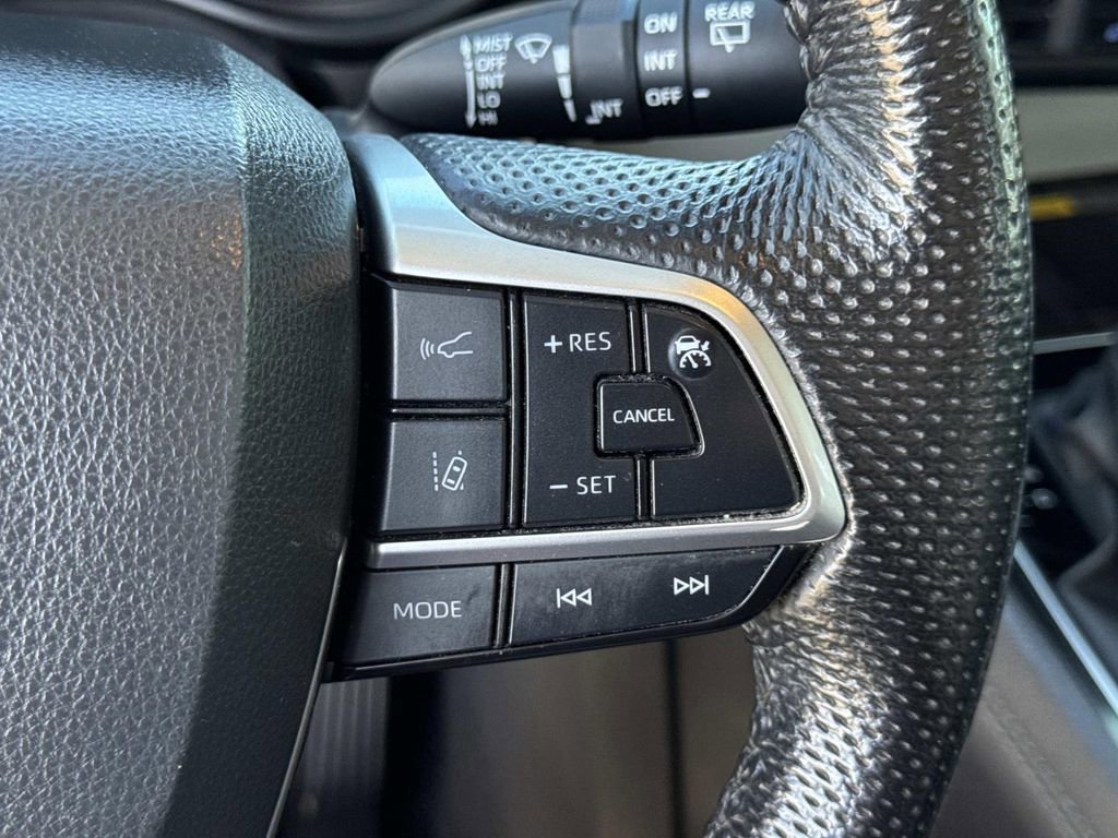 Used 2024 Toyota Sienna Limited image 11