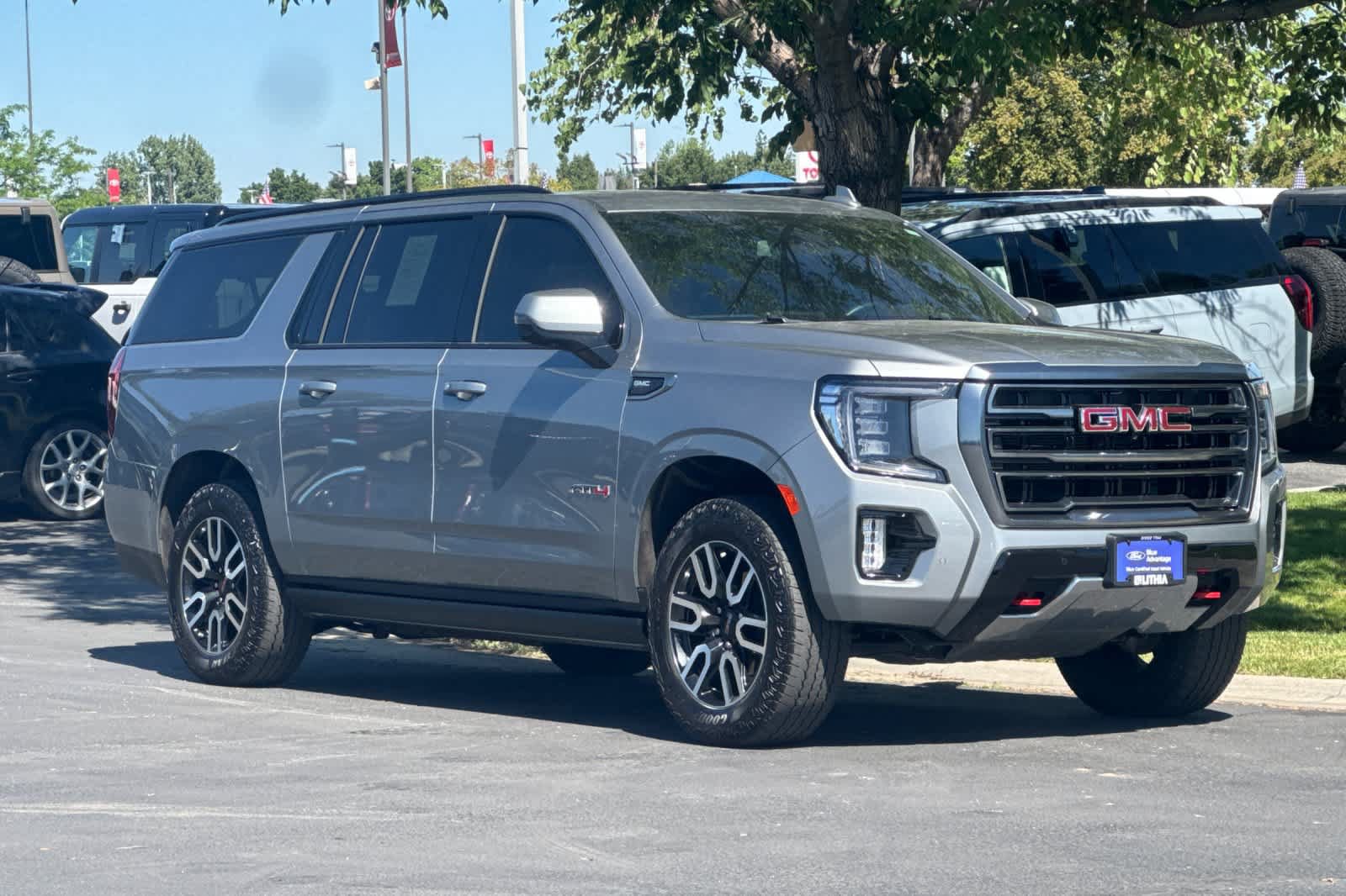Used 2023 GMC Yukon XL AT4 w/ AT4 Premium Plus Package AWD/4WD image 9
