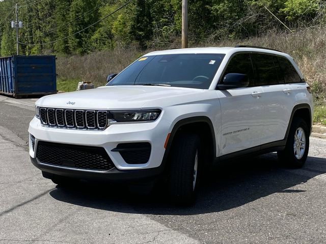 Used 2023 Jeep Grand Cherokee Laredo AWD/4WD image 3
