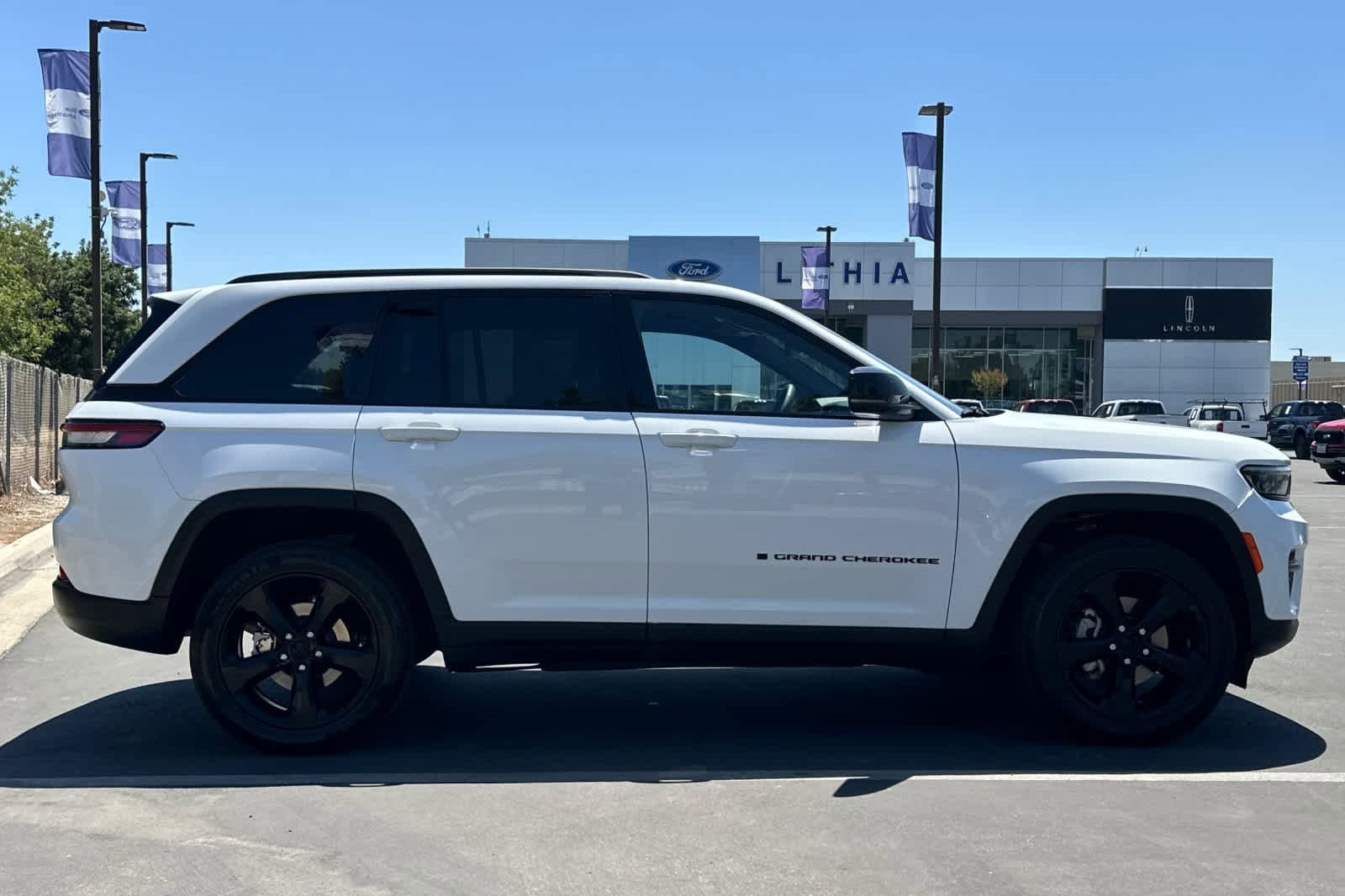 Used 2023 Jeep Grand Cherokee Altitude image 6