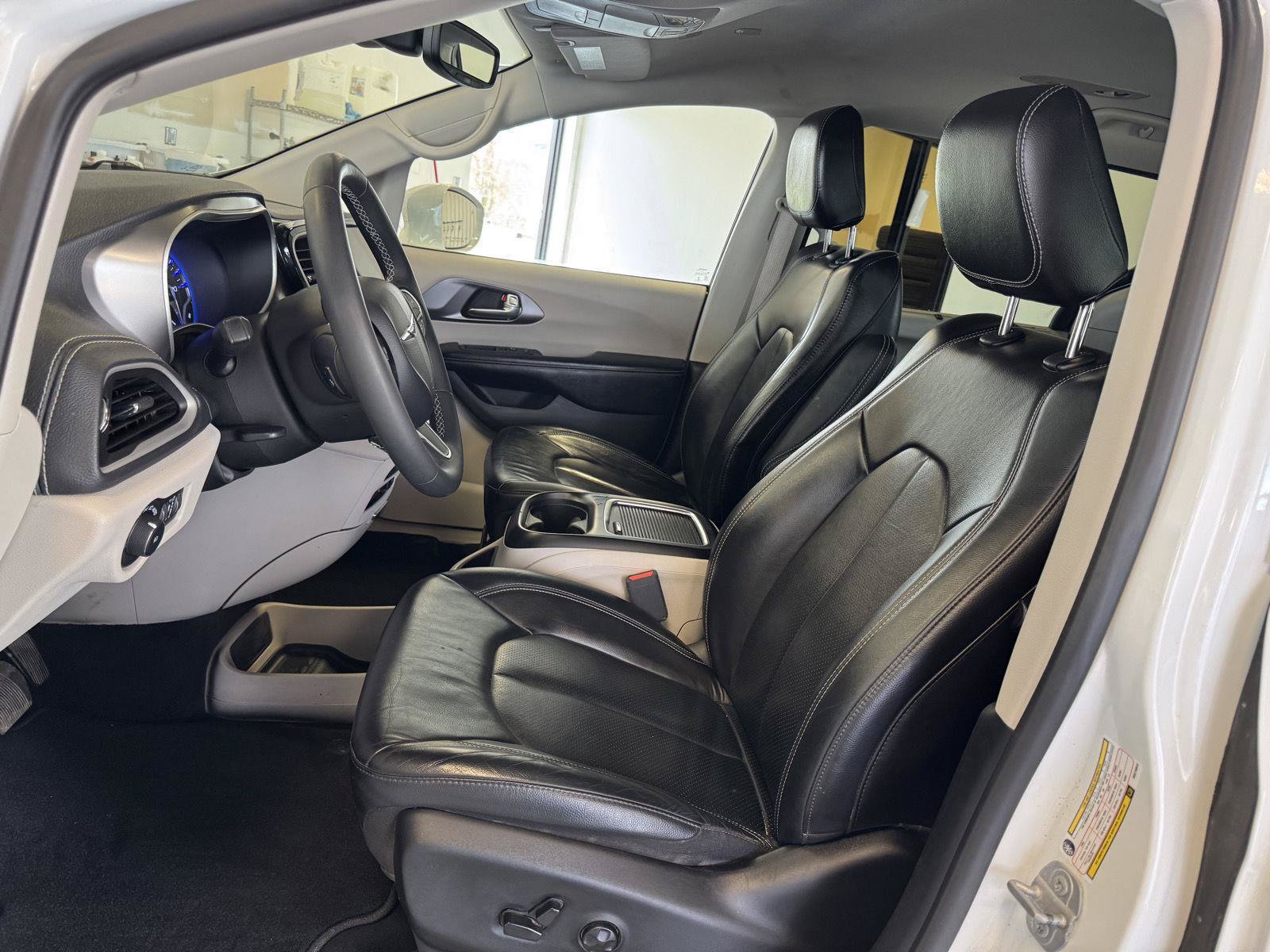 Used 2022 Chrysler Pacifica Touring-L AWD/4WD image 18