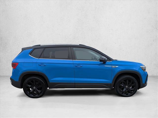 Used 2024 Volkswagen Taos SE w/ Panoramic Sunroof Package FWD image 4