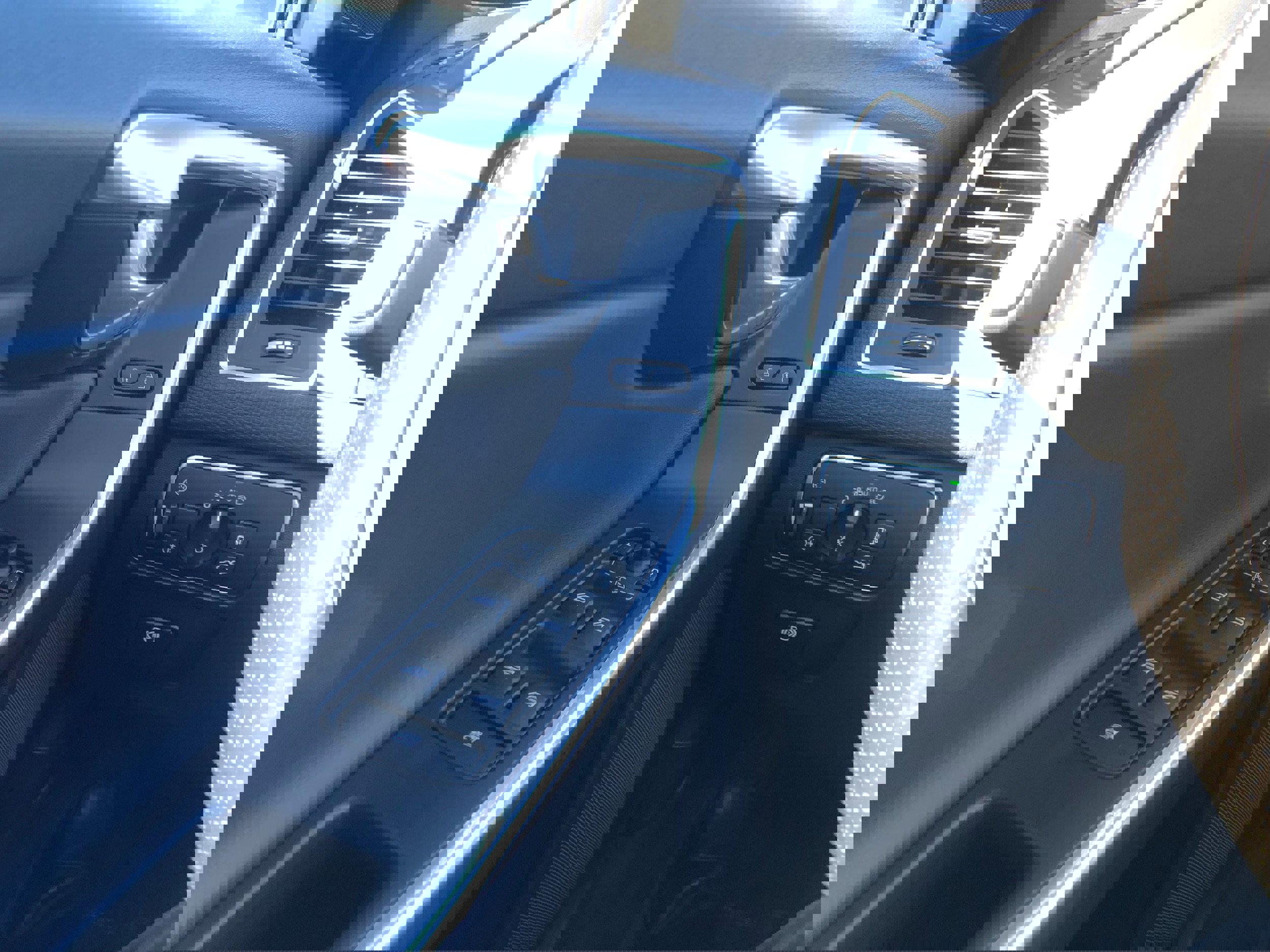 Used 2016 Volvo XC60 T6 R-Design Platinum w/ Climate Package image 18