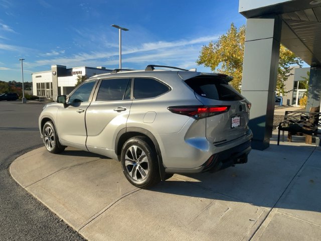 Used 2024 Toyota Highlander XLE AWD/4WD image 5