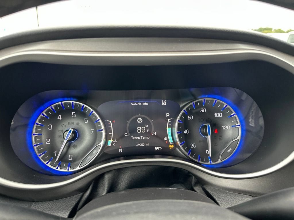 Used 2023 Chrysler Pacifica Touring-L FWD image 18