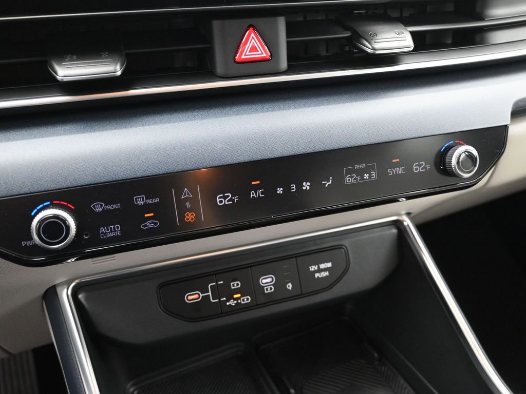 Used 2025 Kia Carnival EX image 17