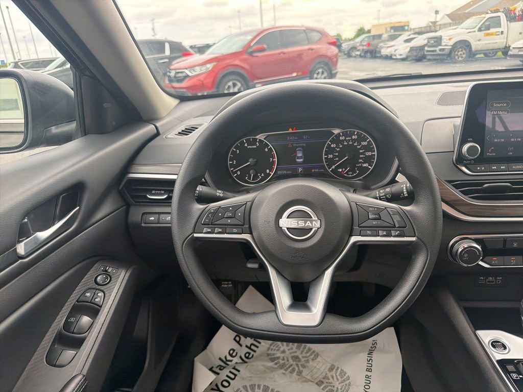 Used 2025 Nissan Altima 2.5 SV FWD image 15