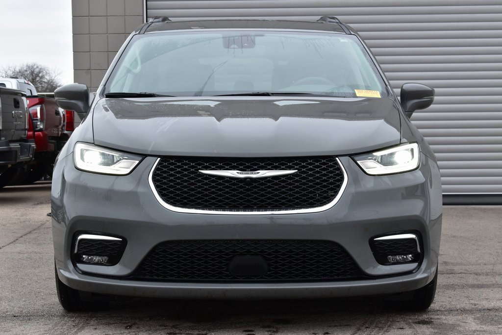 Used 2022 Chrysler Pacifica Touring-L image 2