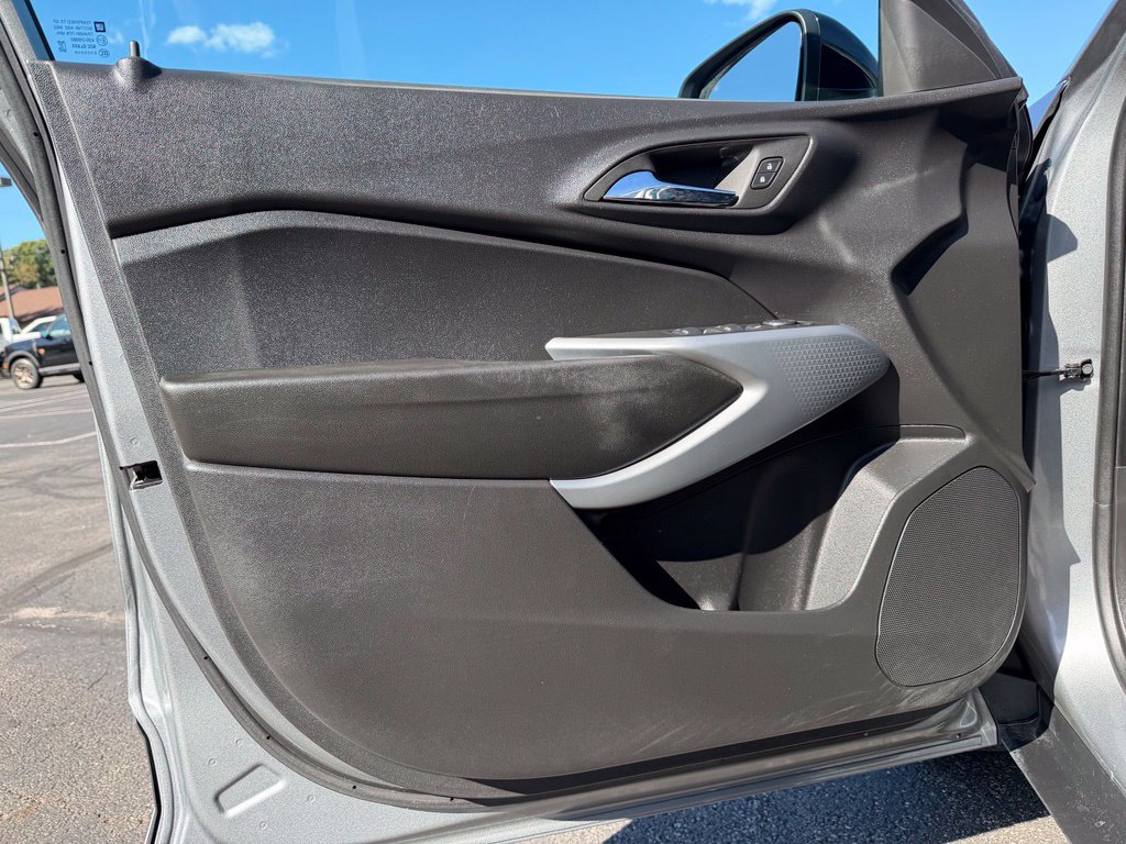 Used 2025 Chevrolet Trax RS FWD image 22