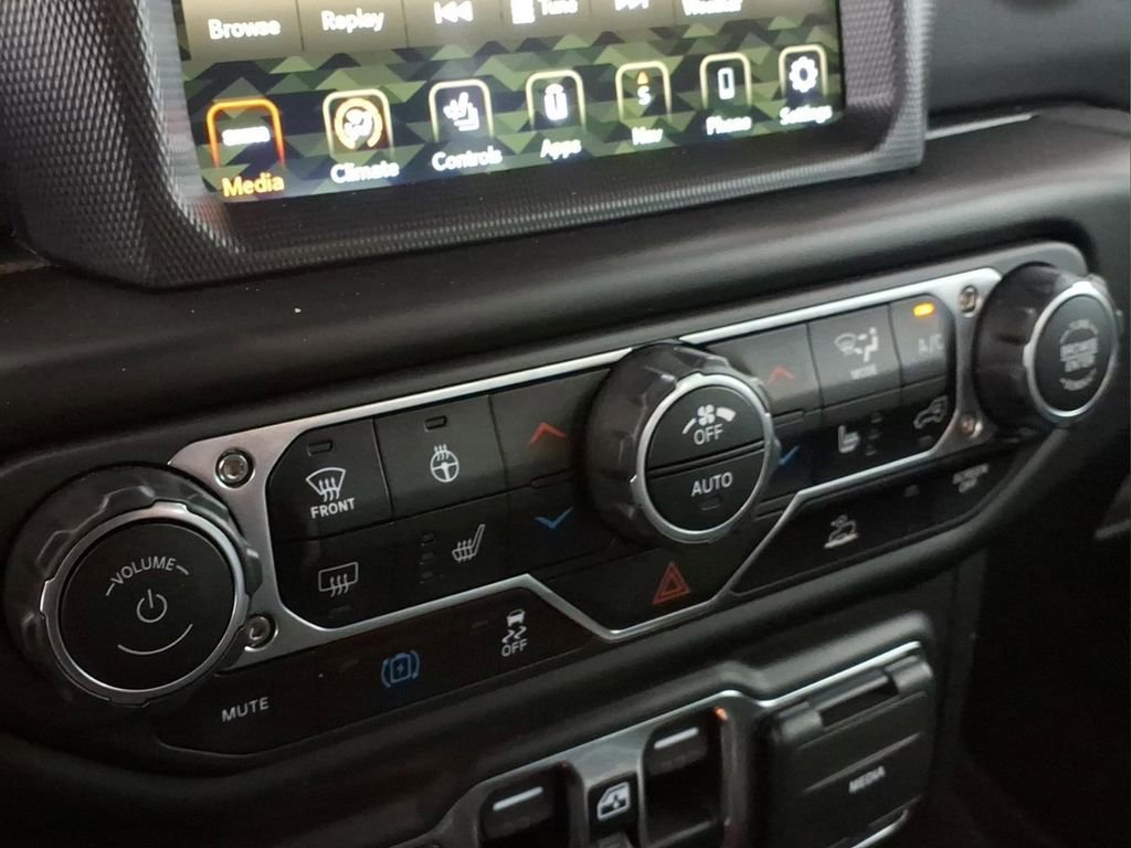 Used 2023 Jeep Wrangler Unlimited Sahara w/ Cold Weather Group AWD/4WD image 8