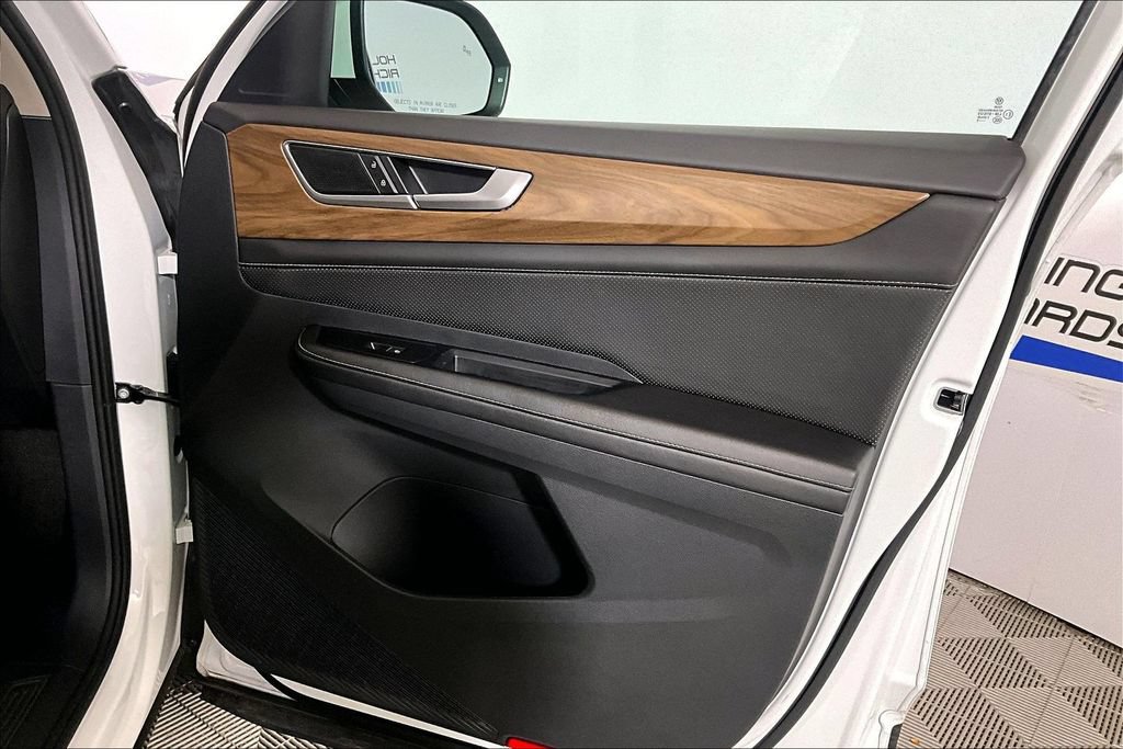 Used 2025 Volkswagen Atlas SE FWD image 19