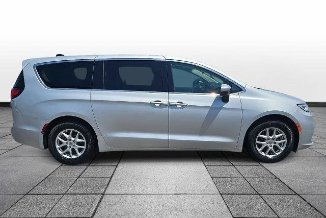 Used 2023 Chrysler Pacifica Touring-L FWD image 4