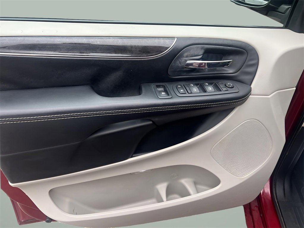 Used 2016 Chrysler Town & Country Touring image 17