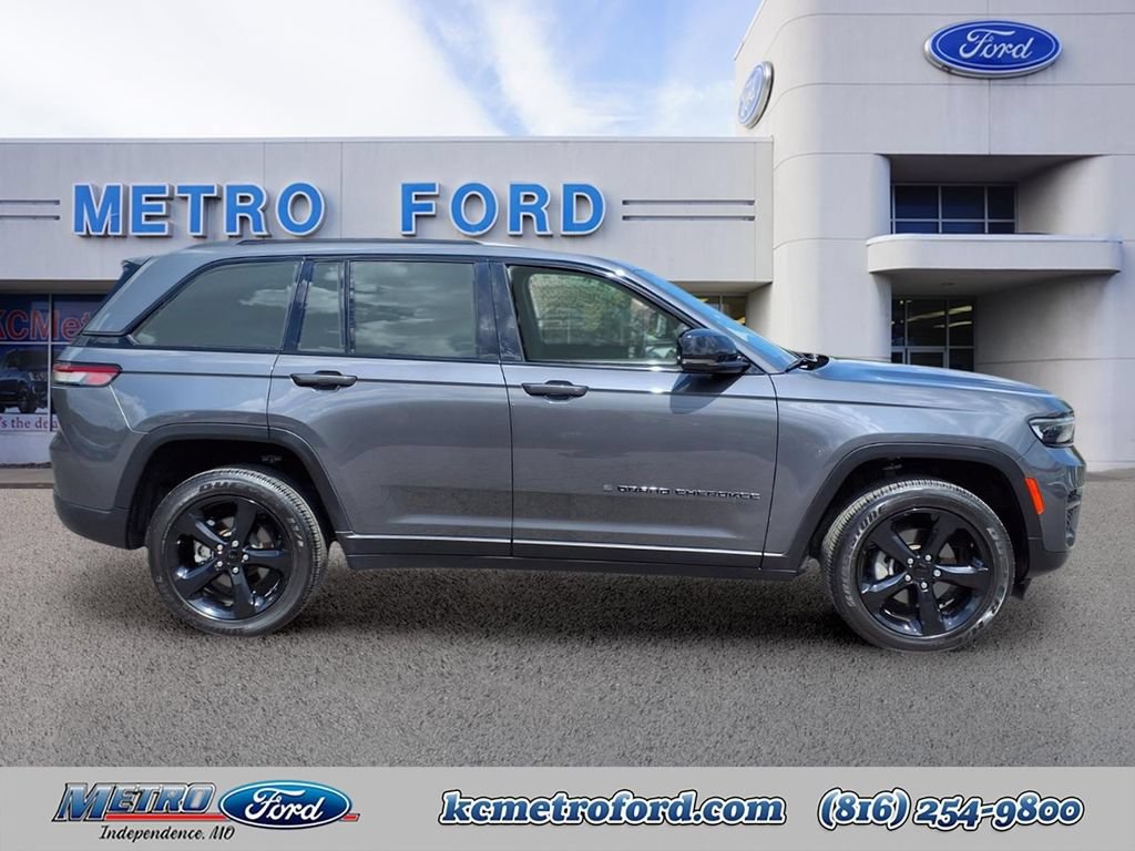 Used 2023 Jeep Grand Cherokee Altitude AWD/4WD image 2