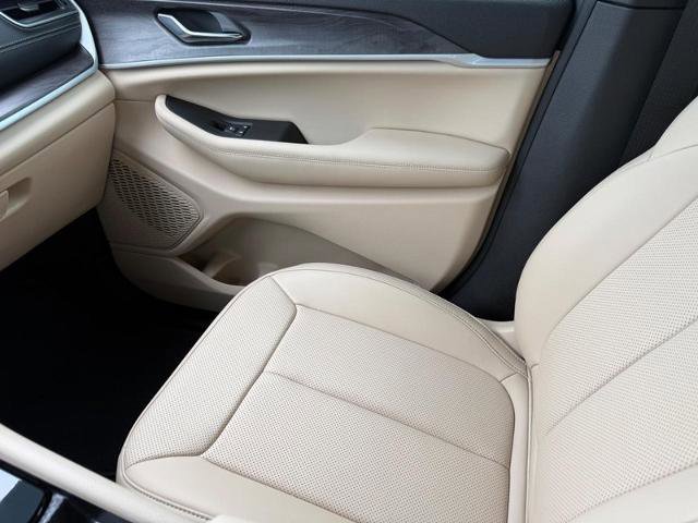 Used 2025 Jeep Grand Cherokee Limited w/ Luxury Tech Group II AWD/4WD image 23