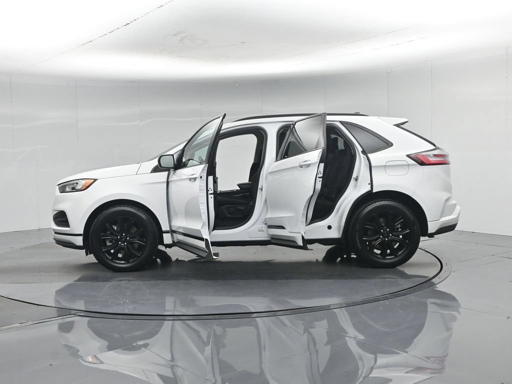 Certified 2022 Ford Edge SE w/ Black Appearance Package AWD/4WD image 32