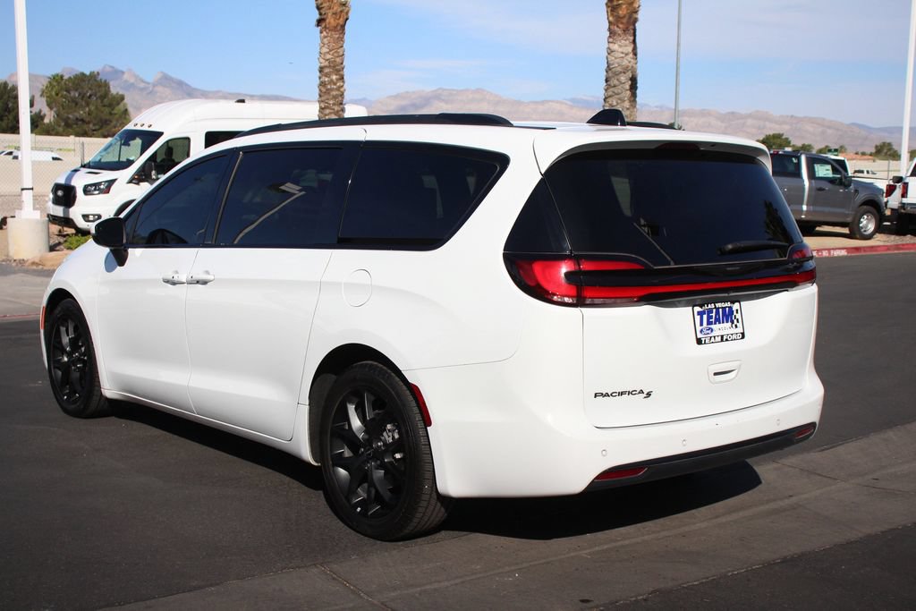 Used 2023 Chrysler Pacifica Touring-L w/ Uconnect Theater Family Group FWD image 5