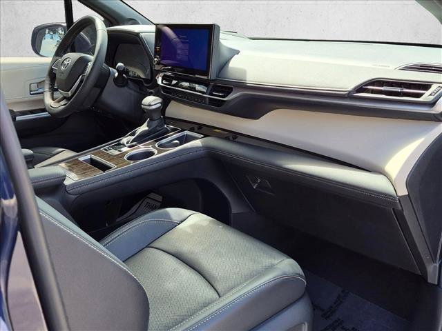 Used 2025 Toyota Sienna Platinum AWD/4WD image 21
