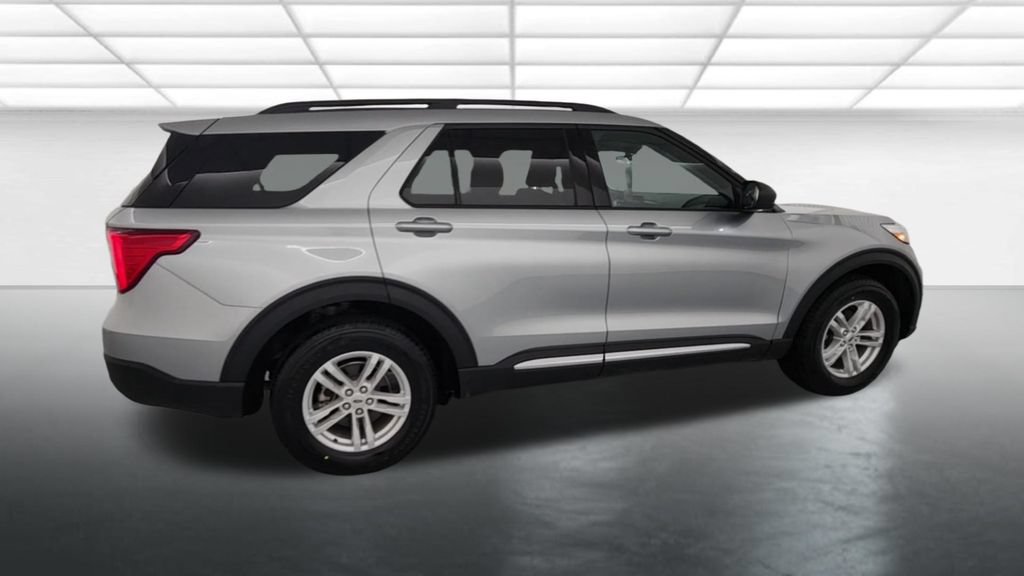 Certified 2024 Ford Explorer XLT w/ Equipment Group 202A AWD/4WD image 9