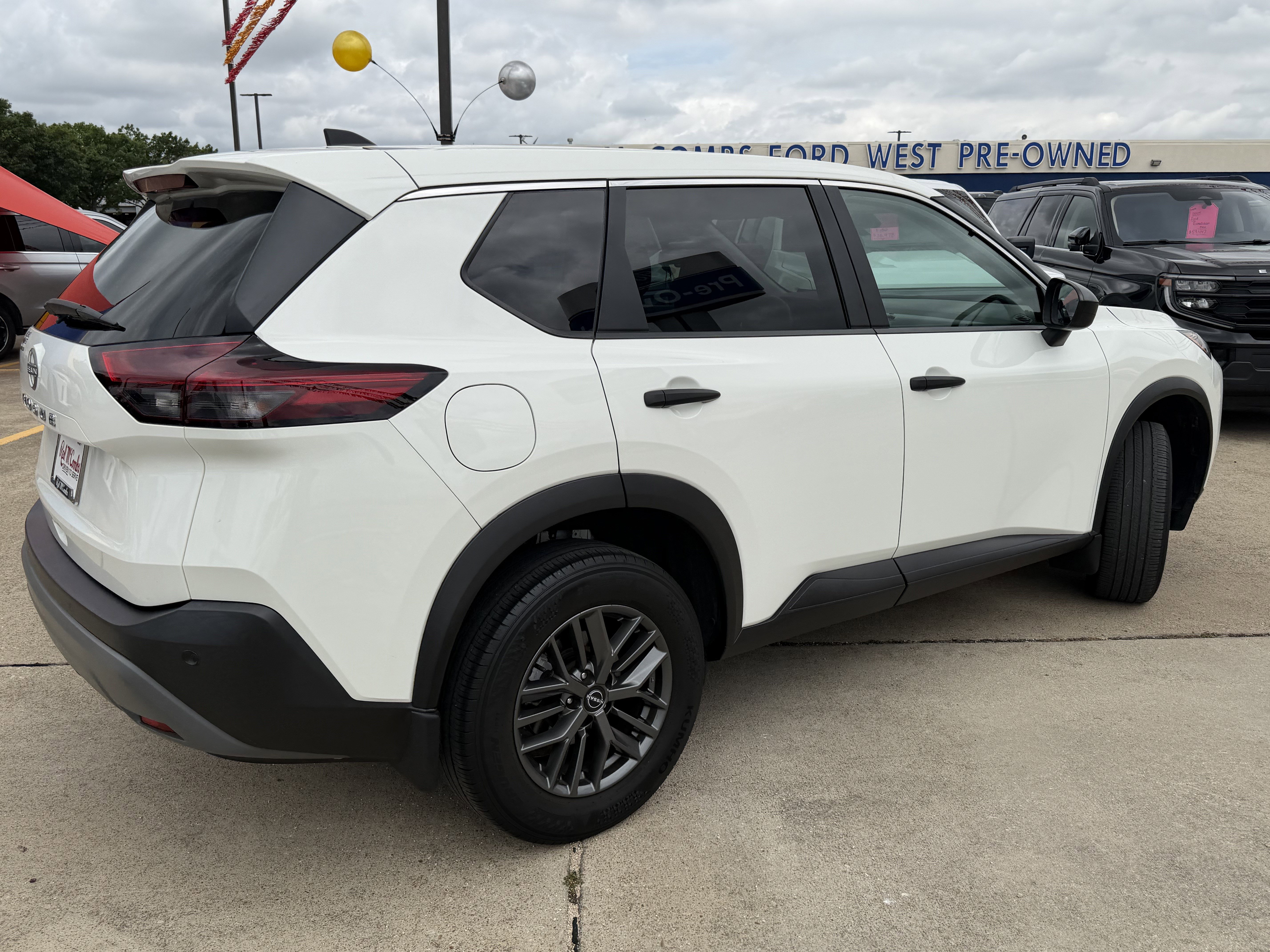 Used 2023 Nissan Rogue S FWD image 5