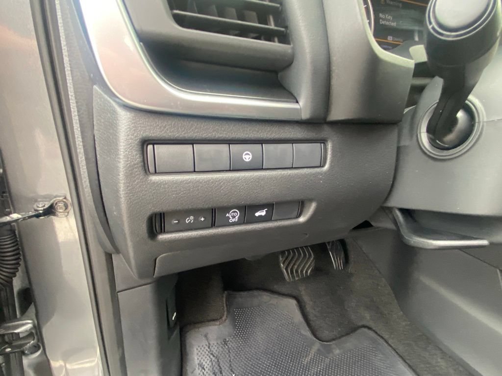 Used 2024 Nissan Rogue SV FWD image 12