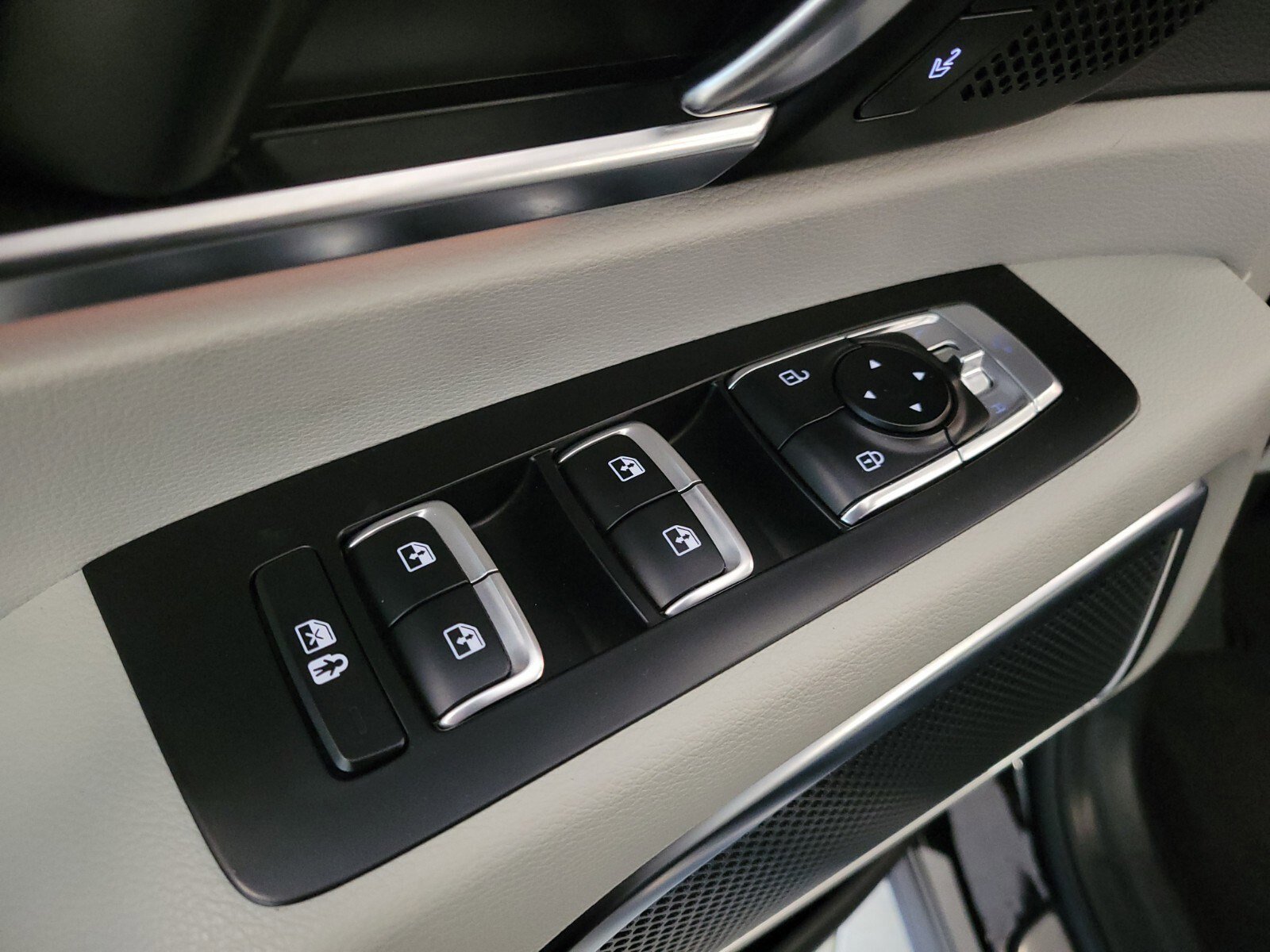 Used 2024 Kia Telluride SX w/ Towing Package image 17