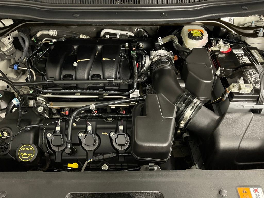 Certified 2018 Ford Explorer XLT w/ Equipment Group 202A image 9