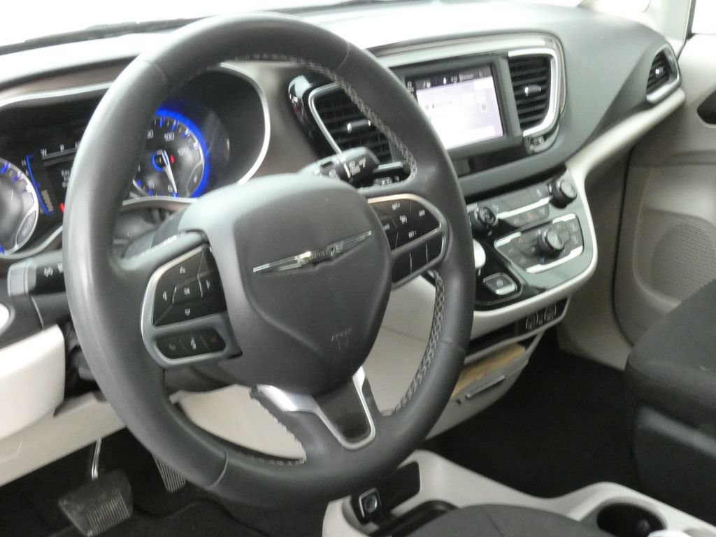 Used 2023 Chrysler Voyager LX FWD image 7