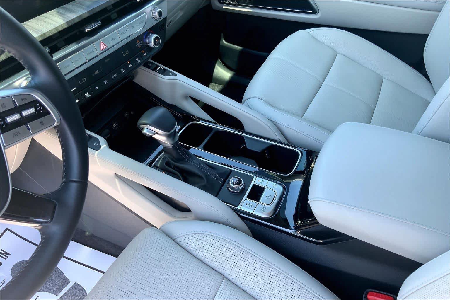 Used 2025 Kia Telluride SX w/ SX Captain's Chair Package FWD image 17
