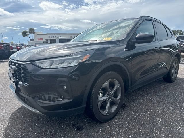 Certified 2025 Ford Escape ST-Line Select AWD/4WD image 3