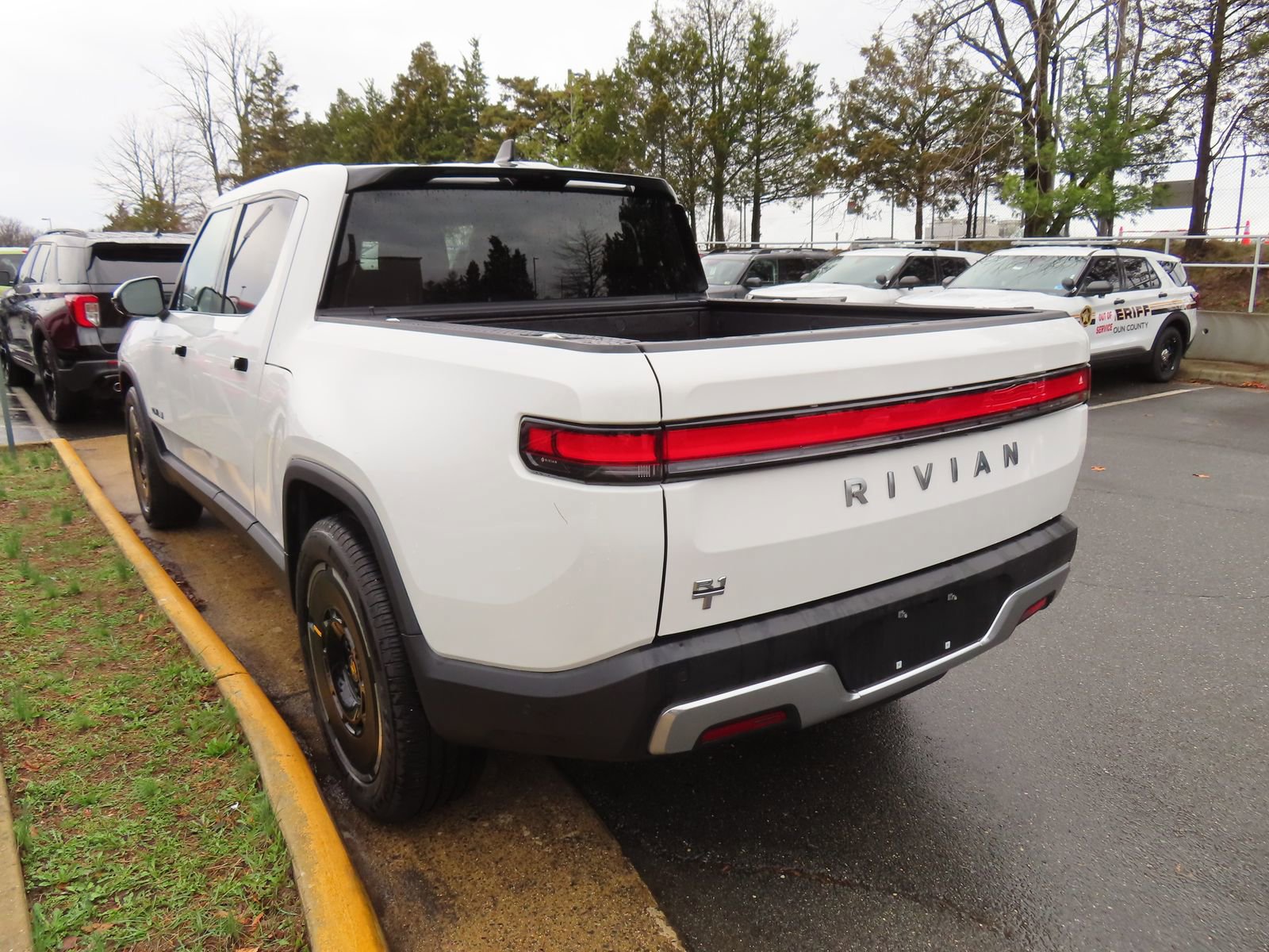 Used 2025 Rivian R1T Adventure image 2