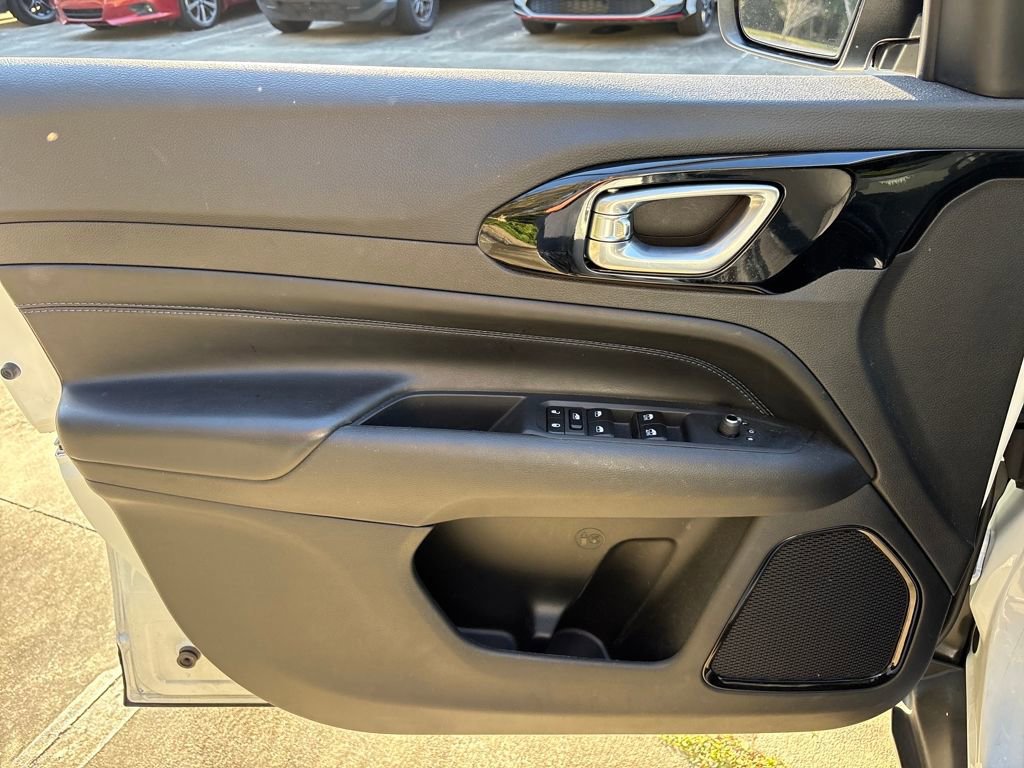 Used 2025 Jeep Compass Latitude w/ Altitude Special Edition image 15