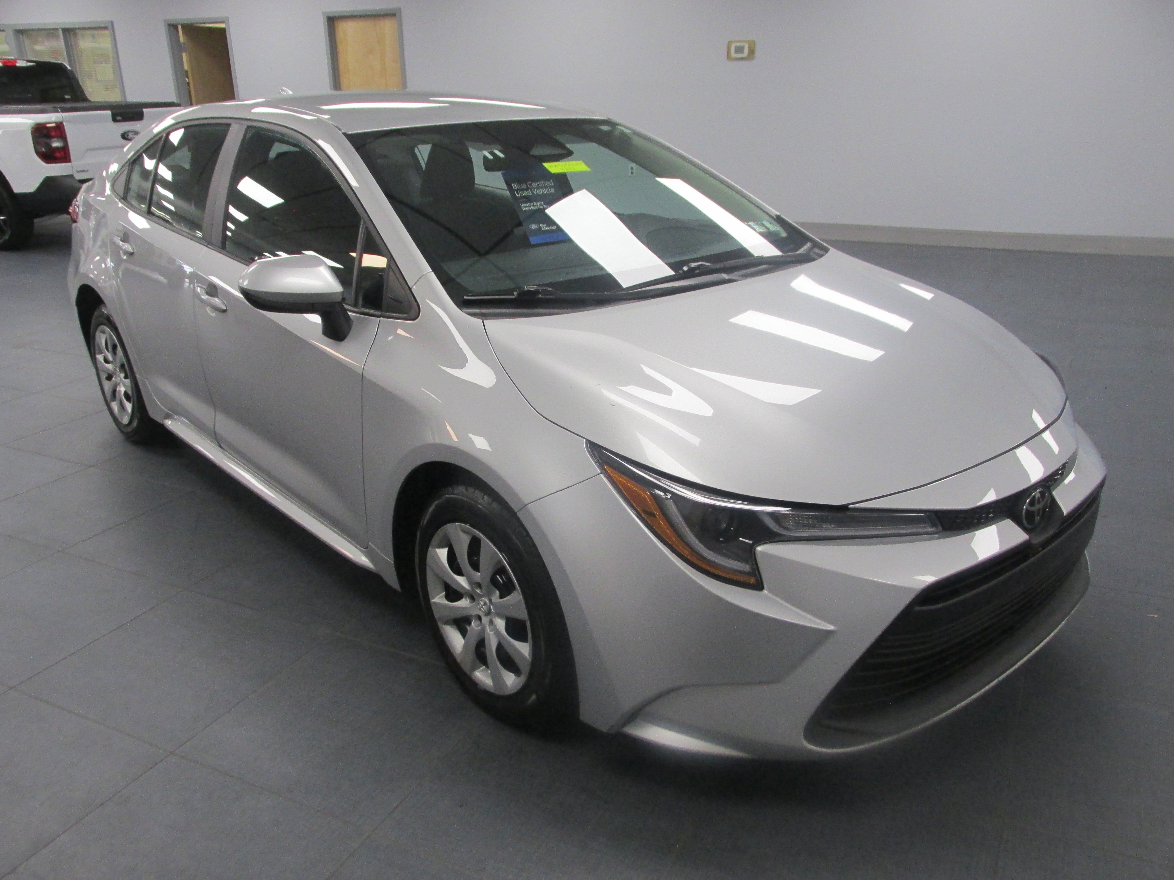 Used 2023 Toyota Corolla LE FWD image 3
