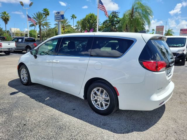 Used 2024 Chrysler Voyager LX FWD image 5