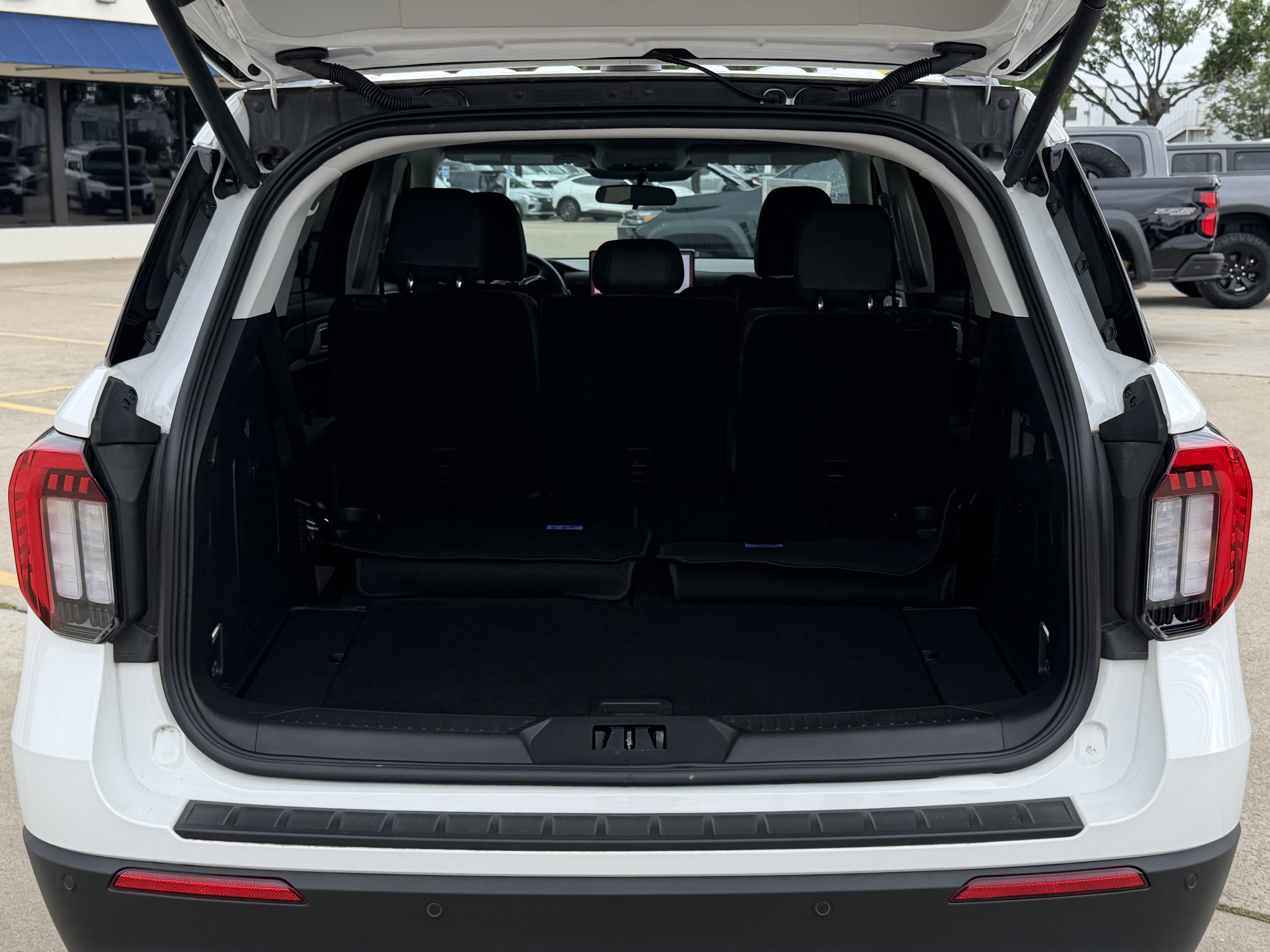 Certified 2025 Ford Explorer Active w/ Active Comfort Package RWD image 8