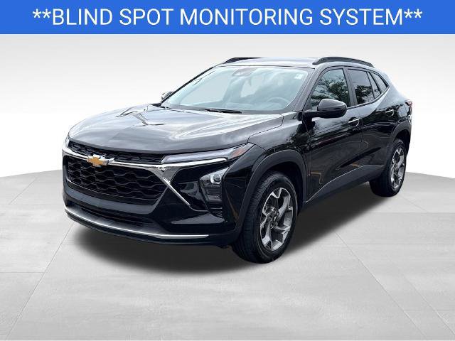 Used 2025 Chevrolet Trax LT FWD image 2