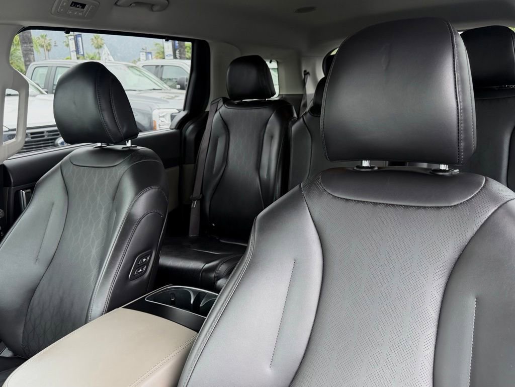 Used 2025 Kia Carnival EX FWD image 17
