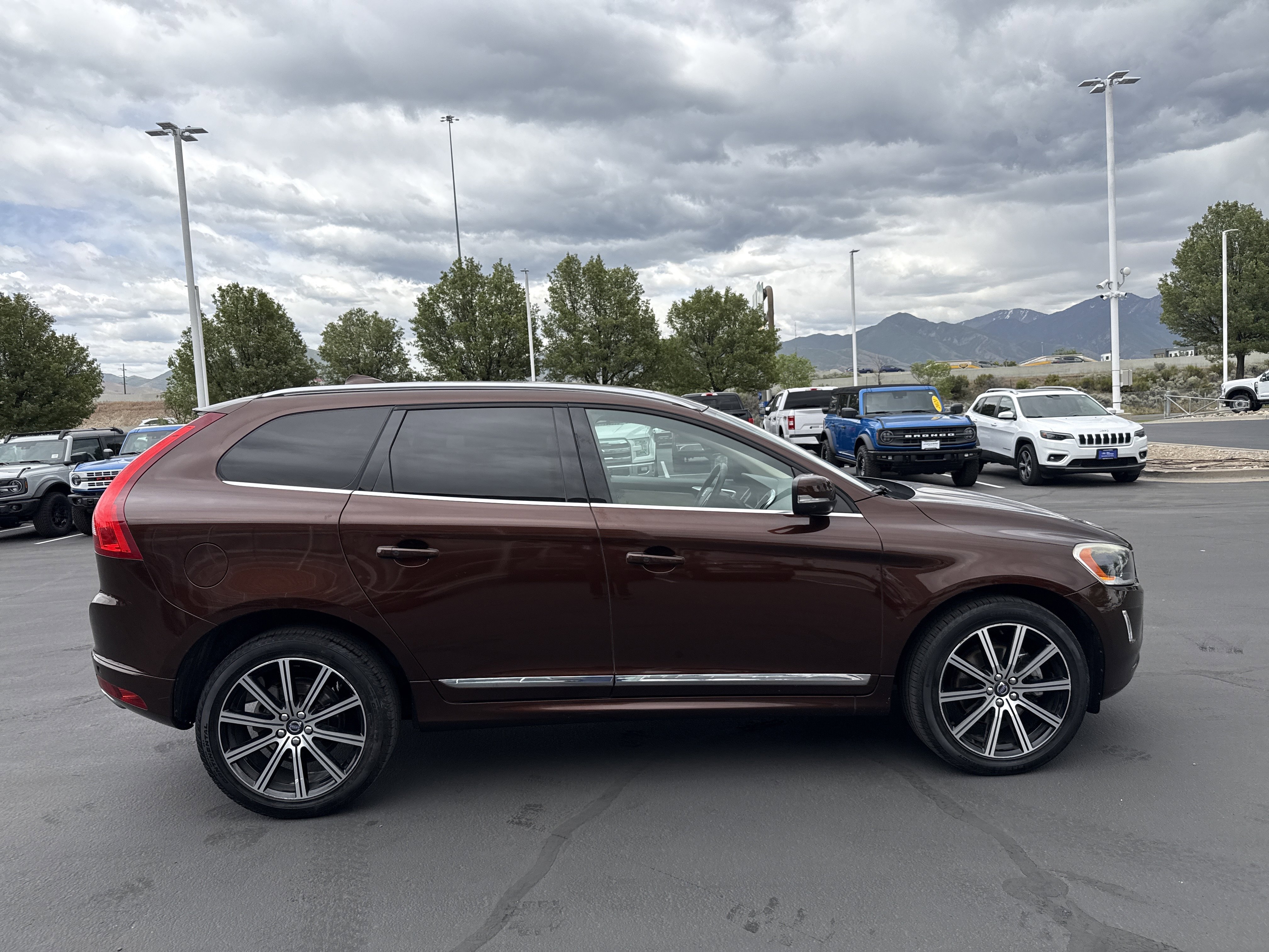 Used 2017 Volvo XC60 T6 Inscription w/ Climate Package AWD/4WD image 6