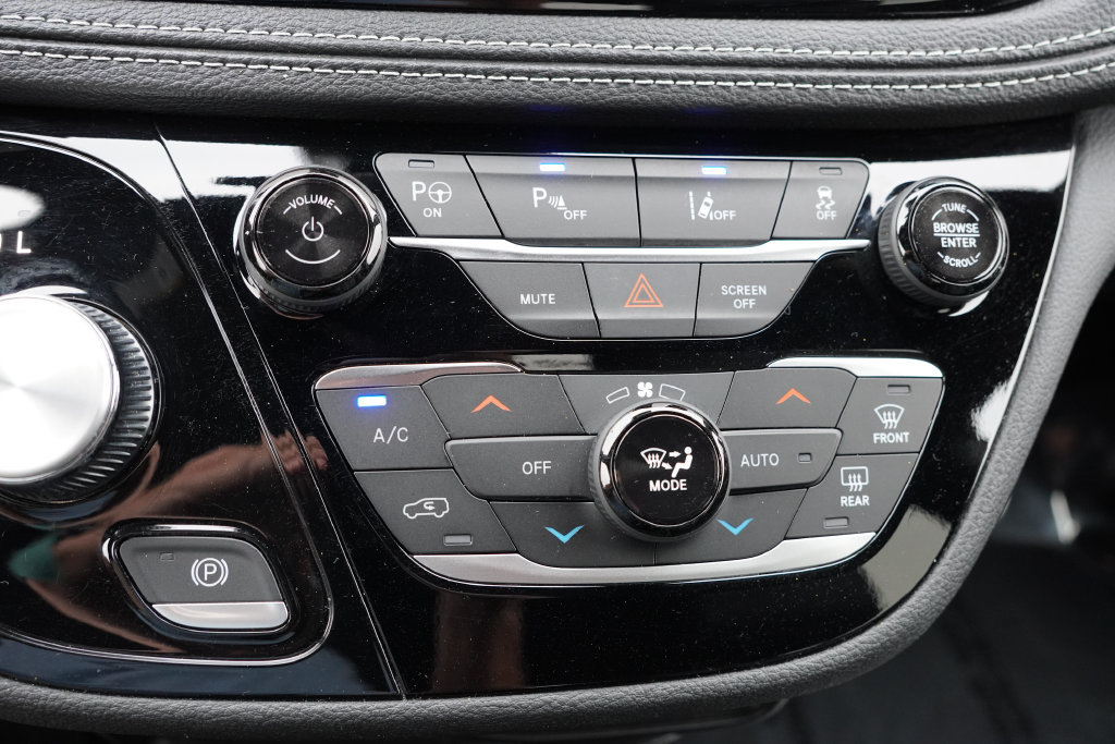 Used 2024 Chrysler Pacifica Limited FWD image 32