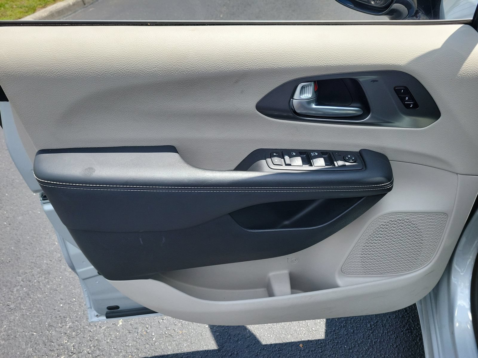 Used 2024 Chrysler Pacifica Touring-L FWD image 14
