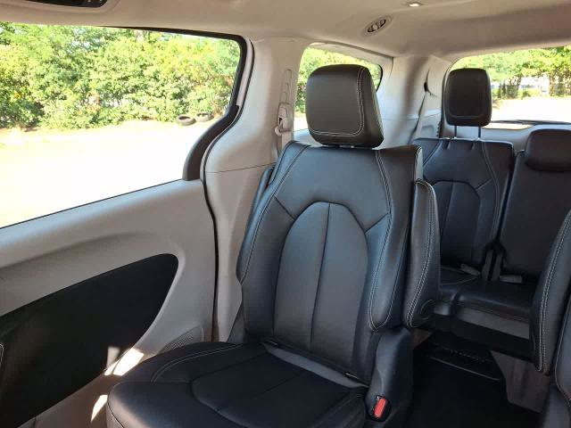 Used 2024 Chrysler Pacifica Limited FWD image 12