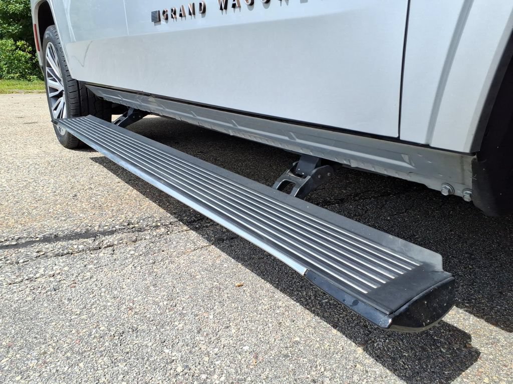 Used 2024 Jeep Grand Wagoneer L Series III AWD/4WD image 10
