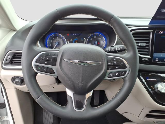Used 2024 Chrysler Pacifica Touring-L image 19