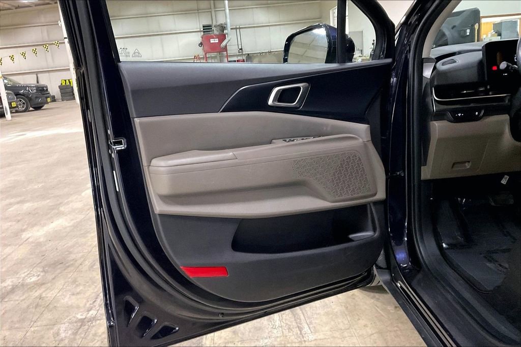 Used 2025 Kia Carnival FWD image 21