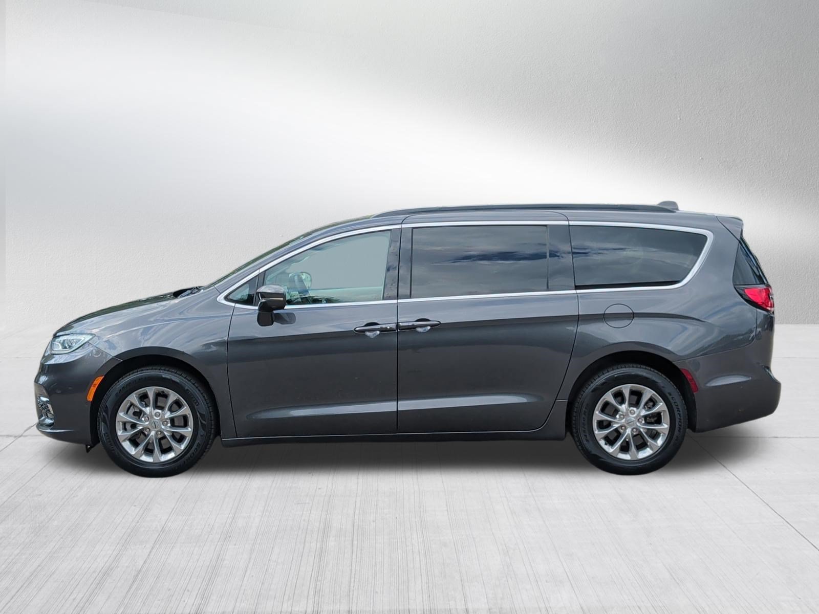 Used 2022 Chrysler Pacifica Touring-L w/ Uconnect Theater Family Group AWD/4WD image 4